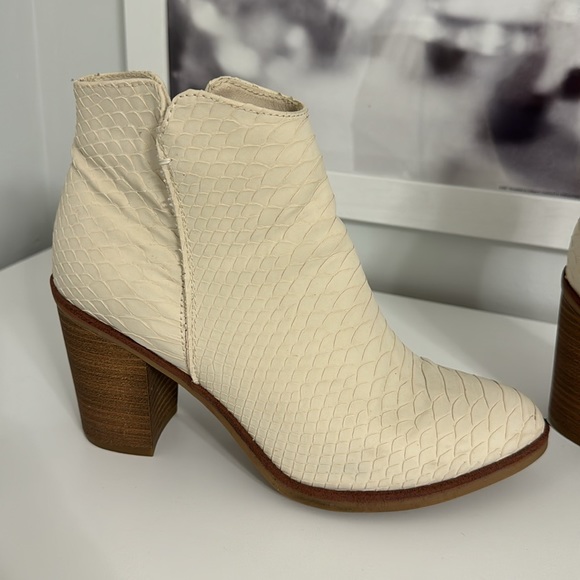 MIA cream heeled ankle boots - Picture 3 of 6